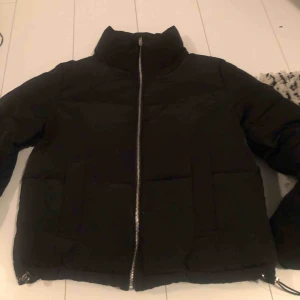  - svart pufferjacka, helt Ok skick, 