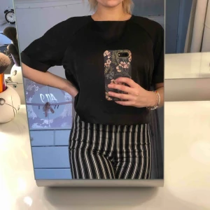  - Svart kort topp från Bikbok. Storlek XS men passar även S. Jätteskön topp som passar till allt, både vardag och fest. Använd några gånger men är i väldigt bra skick.  Köparen står för frakt