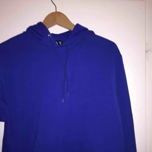  - Blå hoodie i nyskick köpt på Carlings. Står storlek S men den är ganska oversized så passar även större storlekar. Köpare står för frakt! 