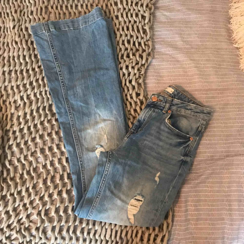 Jeans från Gina Tricot💙 Storleken som står i är 34, men de passar 36 bättre. Frakt 36kr💌. Jeans & Byxor.