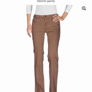  - Säljer nya jeans och byxor för tjejer samt för damer från det välkända och exklusiva märket KAOS.  Kaos: Strl 25: 75st Strl 26: 161st Strl 27: 157st Strl 28: 188st Strl 29: 149st Strl 30: 136st Strl 31: 97st Strl 32: 51st Strl 33: 11st  