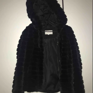  - Hej! säljer nu min fluffjacka från vila, självklart fake-päls och säljes pga ingen användning. använd max en gång och är i strl 38. inköpt för 800kr och priset kan diskuteras vid snabb affär! köparen står för frakt.