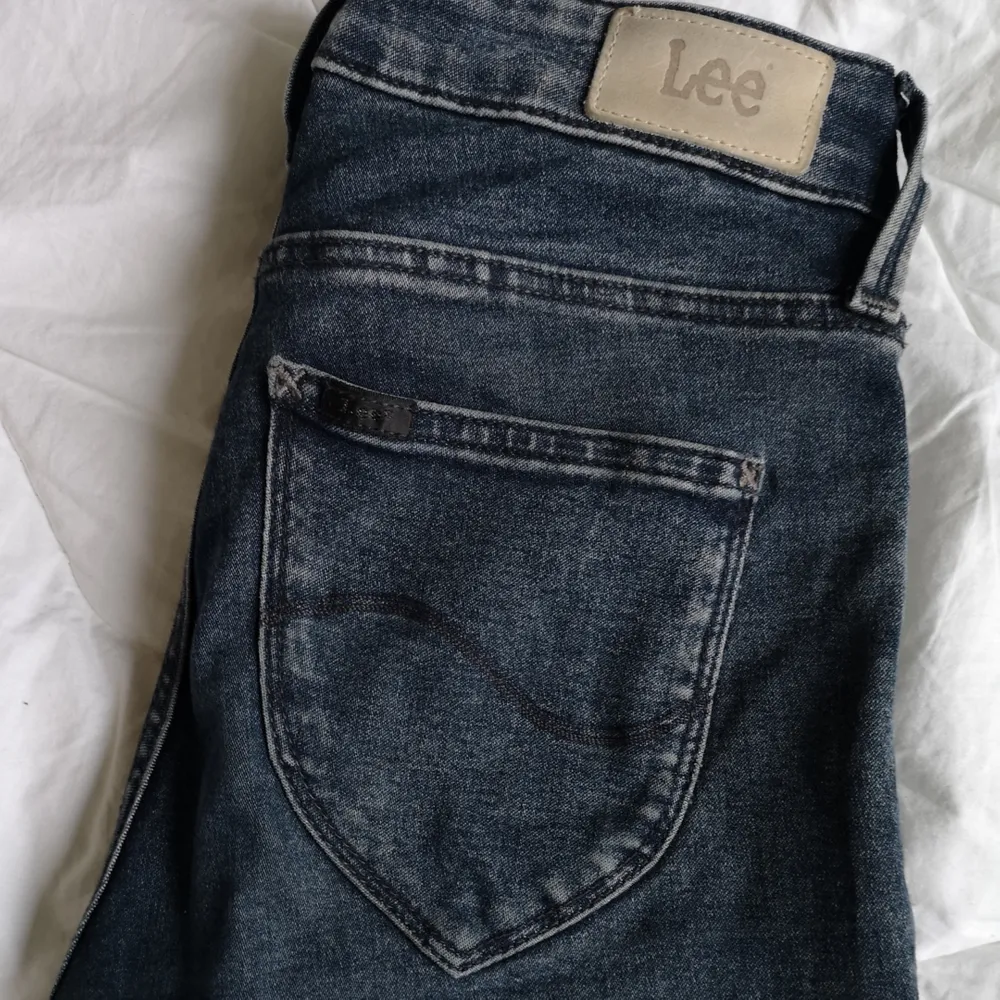 Snygga tighta stretchiga Lee jeans. Sparsamt använda. Modell: jodee färg : blågrå . Jeans & Byxor.