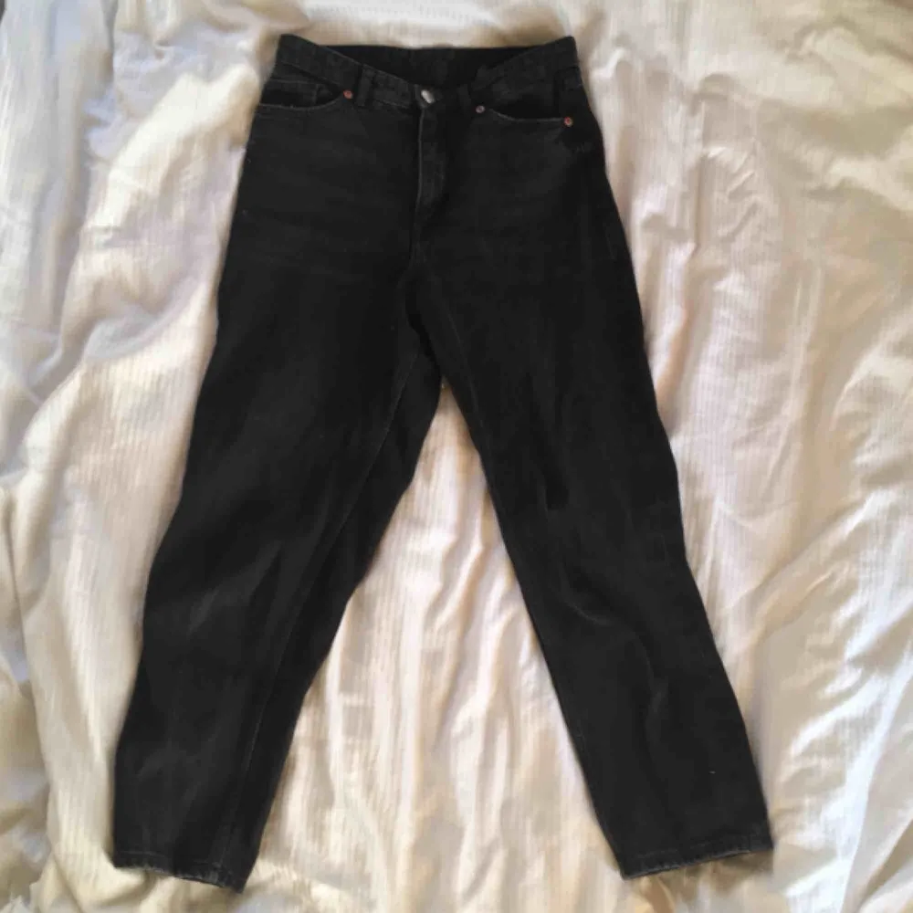 Svarta Taiki jeans från monki i storlek 27. Fint skick. Lite korta på mig som är 175 cm. Finns bilder på Monkis hemsida (nypris 400). FRAKTEN INRÄKNAD i priset.. Jeans & Byxor.