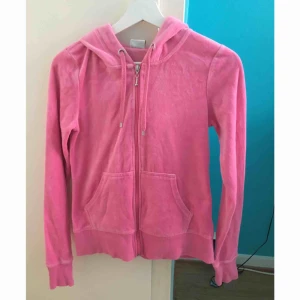  - Rosa velourkofta i storlek XS, använd 1-2 gånger så väldigt fint skick! Tvättad 1 gång. Nypris 250. Har även tillhörande byxor. Kan mötas upp i Stockholm eller skicka mot fraktkostnad (gissar 55:-)