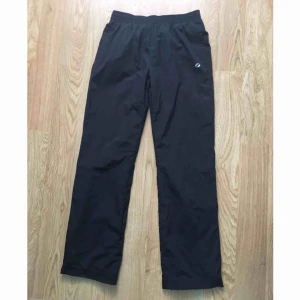  - Svarta vind-/träningsbyxor i storlek 158/164 vilket motsvarar XS, använda 1 gång så nyskick. Har fickor! Kan mötas upp i Stockholm eller skicka mot fraktkostnad (gissar 42:- eller 59:-)