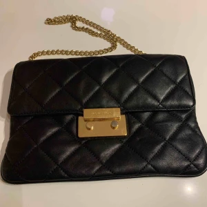  - Clutch från Mikael Kors Fint skick. Väskan har kortfack invändigt. 