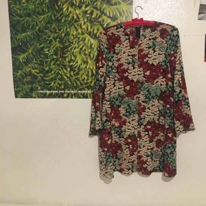  - Underbar klänning från Zara med vida ärmar. Har FICKOR vad mer kan en begära