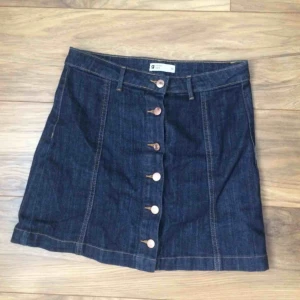  - Kjol från Gina tricot i storlek 38, möts upp i Uppsala annars står köparen för frakten! 