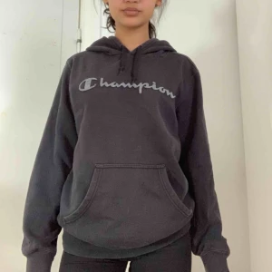  - 👅svart champion hoodie, ganska urtvättad, fett grunge👅 🖤Köparen betalar för frakten🖤 💡Kan mötas Lund-Malmö💡 👹Högsta bud får plagget👹
