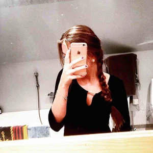  - Inte speciellt tight, går till en bit ovanför knäna Passar allt upp till 40 (då mer som en tight klänning) Helsvart med gulddetalj framtill + frakt