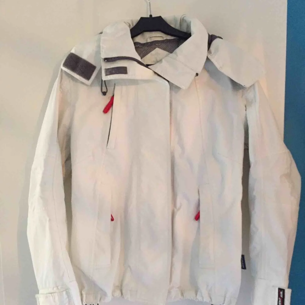 Jacka av James Harvest Sportswear - Storlek Small. Ladies shell jacket with Vent Air® breathable coating on inside.  Använd några enstaka gånger.  Säljer pga fel storlek.  Köpt för 2199 kr. Jackor.