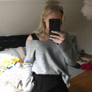  - V-ringad stickad tröja från HM. Väldigt skön, storlek XS. Samfaktar gärna, kolla in mina andra plagg! :)