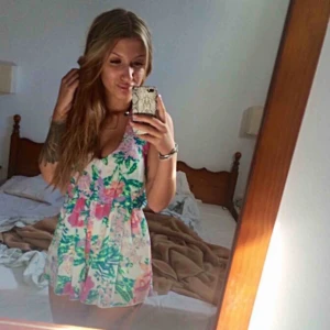  - Härlig halterneck playsuit i storlek XS. Sparsamt använd. Köparen står för frakten.