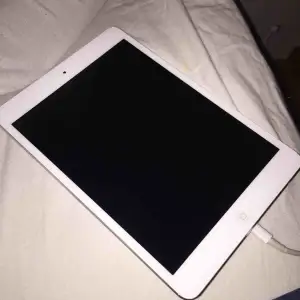 Min iPad Mini 1 som funkar bra! Finns en liten spricka som syns på tredje bilden men det stör inte skärmen alls och man lägger inte ens märke till den! Pris kan diskuteras och laddare samt hörlurar medföljer inte.