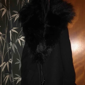  - Kappan är från Ivyrevel! Den är helt ny och aldrig använd, kappan är en classy stil och super fin. Men den är tyvärr för liten för mig och därför väljer jag nu att sälja den. Eftersom att kappan är helt ny! 