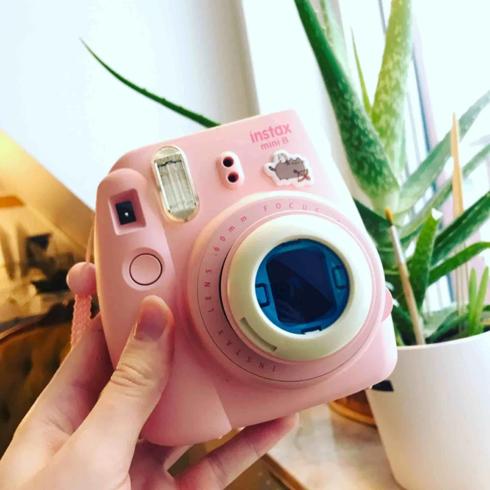 💫🦄INSTAX MINI tillbehör🦄💫 *Färglinser i rött, orange, blå och grön: 60  *Fotoramar i olika färger och klädnypor för att sätta upp foton på ett snöre: 30 kr *Selfiebunny med liten minispegel: 10 kr. NI FÅR ALLT FÖR 80 kr🌟 Frakt tillkommer 39 kr🍀. Övrigt.