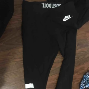  - Nike tränings tights frakt 32kr