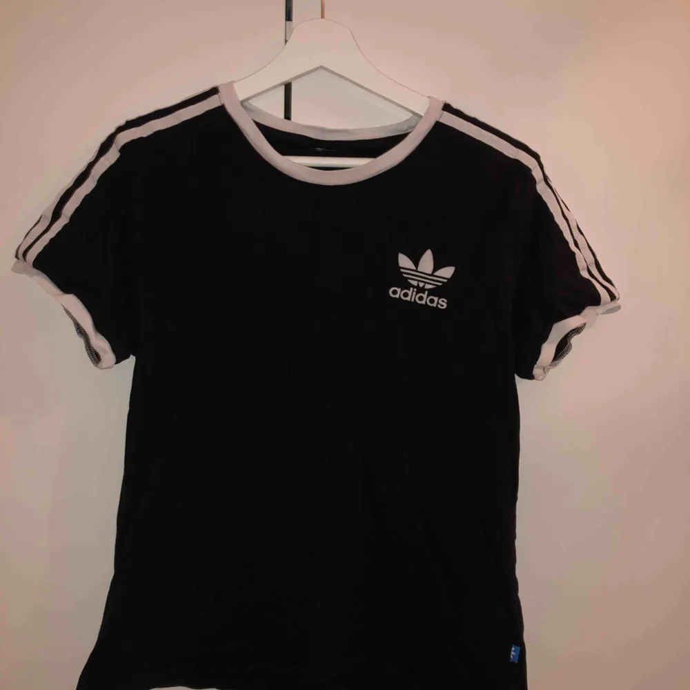 Adidas svart t shirt bra skick💕 köpt för 350kr. Skjortor.
