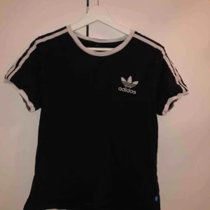  - Adidas svart t shirt bra skick💕 köpt för 350kr