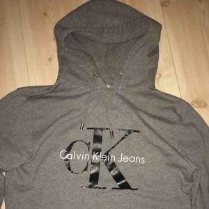 Calvin Klein hoodie i small Säljer då jag inte använder den längre Nypris-1100kr