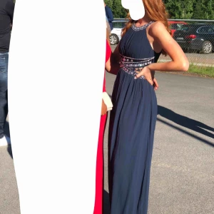  - Säljer min superfina balklänning som är använd 1 gång. Det är en maxi klänning så den går ner hela vägen. Den är mörkblå och har jättefina detaljer! Det är även en inbygd bh i den!!! Köpare står för frakt! 