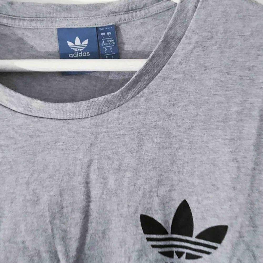 Adidas tshirt. Bra skick, använd ett fåtal gånger. Frakt ingår i priset :). T-shirts.