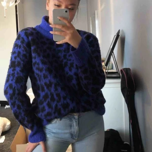  - Djurmönstrad tröja i superskönt material, hög krage, storlek XXS men sitter som S-M, köptes för 599 och säljes för 180kr!