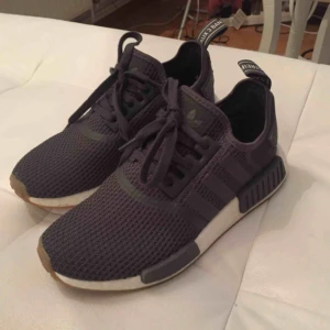  - Nya adidas nmd stl 38.5 passar en stl 38 med endast testade inomhus.. dom är äkta  pris 650kr 