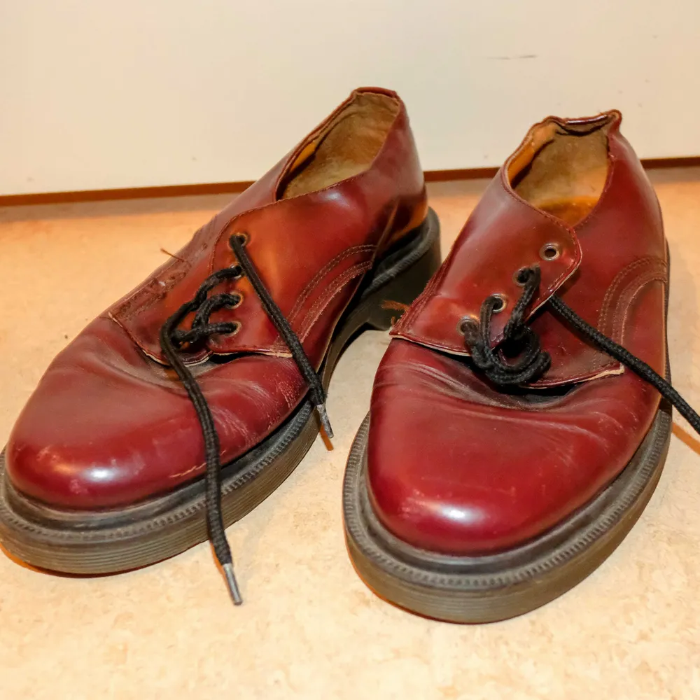 Superfina röda Dr Martens-lika skor med gummisula, står ingen storlek men borde vara 40/41. Skor.