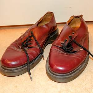 Superfina röda Dr Martens-lika skor med gummisula, står ingen storlek men borde vara 40/41