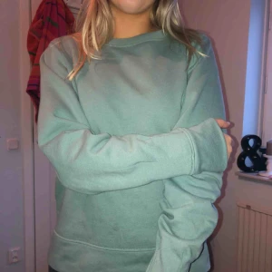  - En jätteskön sweatshirt i en turkosgrön färg från NA-KD. Storlek S men funkar även om man är storlek M. Använda några ggr, men i väldigt bra skick! Kan mötas upp, eller frakta. Frakten går på cirka 50