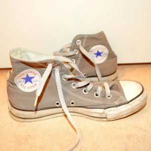  - Äkta grå converse i bra skick. Storlek 6, motsvarar ca 39