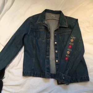  - Högerinriktade jeansjacka passar typ alla storlekar men jag har s