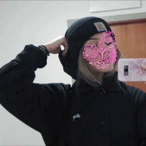  - Limited Stüssy jacka köpt på UO på Hawaii, finns endast ett 50tal i världen då den endast såldes under en kort tid. Assnygg med guldfoder, uppknäppbar, broderad logga och backprint!! Om flera är intresserade blir det budgivning, annars först till kvarn. Nypris: 2400