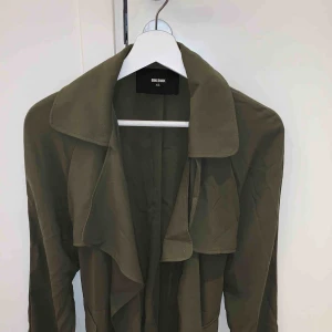  - En militär grön kappa ifrån bikbok storlek XS, men passar mer som en s. Perfekt till våren! Aldrig använd, köparen står för frakten📦☺️