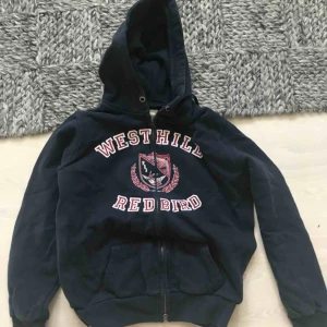  - Väldigt snygg hoddie med snyggt tryck!