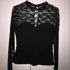  - Snygg och bekväm tröja, använd 2-3 gånger. Köparen står för frakt, kan mötas upp i Lund/Malmö 