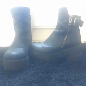  - Johnny bulls storlek 35-36 säljes för 399 kr  Dom andra säljes för 119 kr storlek 36-37