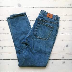 Mum jeans från Urban Outfitters, väldigt fina på och fint skick. Säljer pga de tyvärr är för små för mig.
