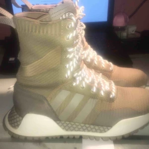  - Anv 1 Gång adidas F/1.3 vinterboots i st 38 nyskick   Pris 1000kr ej prutbart  Nypris 1999kr kan skickas köpare bet frakt 63kr spårbart 