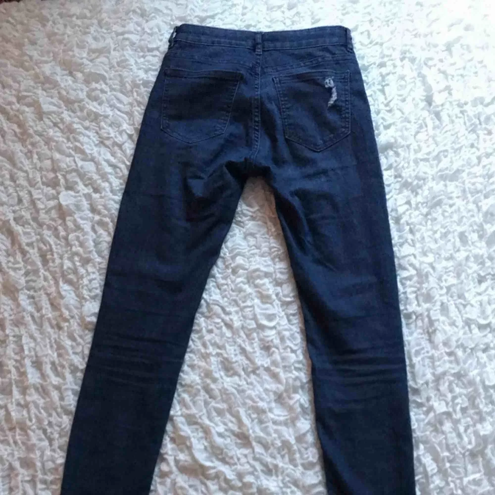 Mörkblåa slitna jeans från hm, använda ett fåtal gånger Frakt ingår i priset . Jeans & Byxor.
