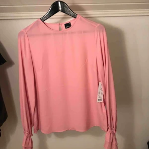  - Oanvänd blus ifrån Gina tricot, prislapp kvar! Köparen står för frakt