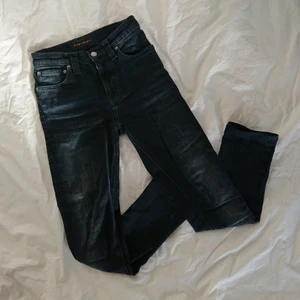  - Ett par fållade nudie jeans i tight passform. Väldigt bra material, knappt använda! Skulle kunna vara vanliga jeans för korta personer (som mig) eller typ vid vaderna om man är längre.  Längd 86cm (62cm från innerlår)  Midja 62cm Höft ca 76cm Mötas i centrala Stockholm OK Frakt (extra fraktkostnad) OK 