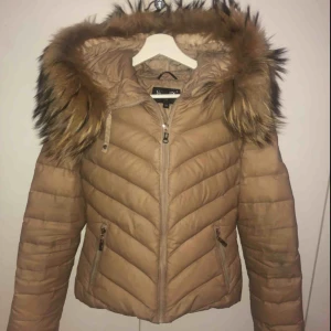  - Säljer min holliesjacka 