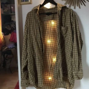  - En gul rutig skjorta som är väldigt mjuk och skön!☀️💛