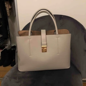  - Väska från h&m aldrig använd 