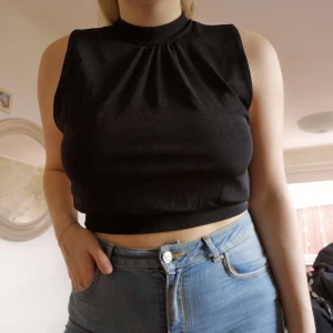  - Oanvänd topp från Bikbok. Frakt ingår ej. Väldigt fin! 