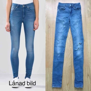 Skinny jeans - Jeans i storlek XS, stretchiga. Bra begagnat skick! Innersöm ca 77 cm. Nypris 600. "Läderflärpen" bak har gått upp lite, därav det billiga priset. Kan mötas upp i Stockholm eller skicka mot fraktkostnad (59:-)
