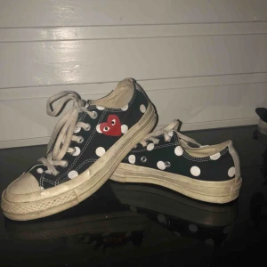  - CDG skor, skada på vänstra sulan inuti men känns inte när man har på sig dem. Strl 37,5